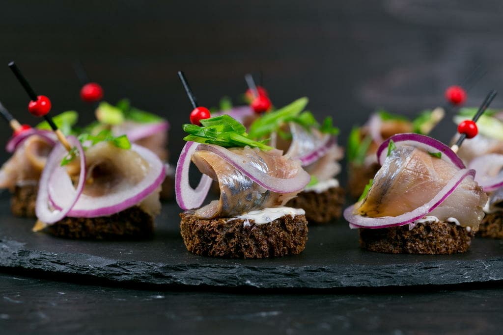Канапе с атлантической сельдью и лучком 10 шт.