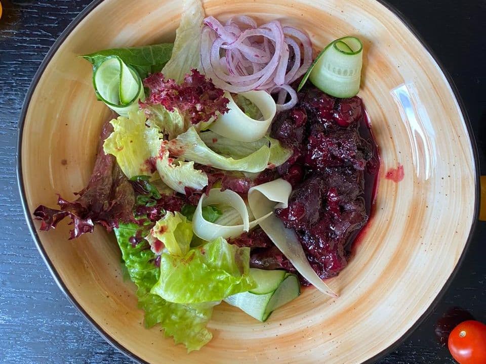 Салат с теплой куриной печенью