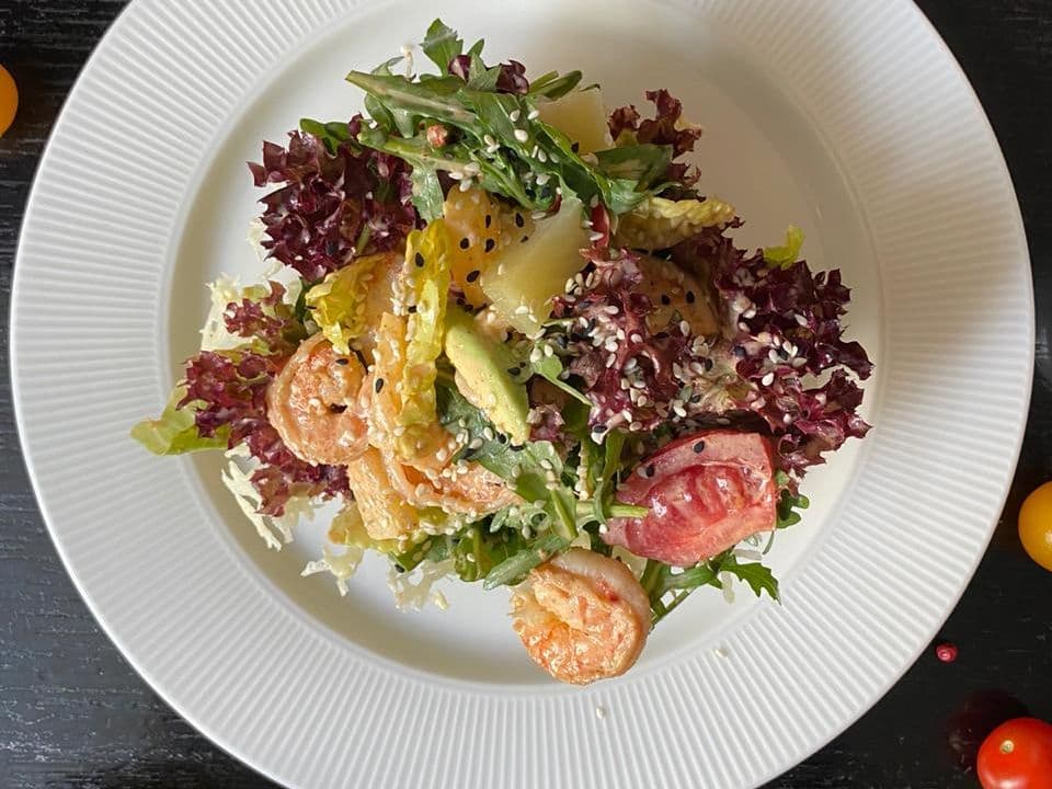 Салат с креветками, ананасом и авокадо