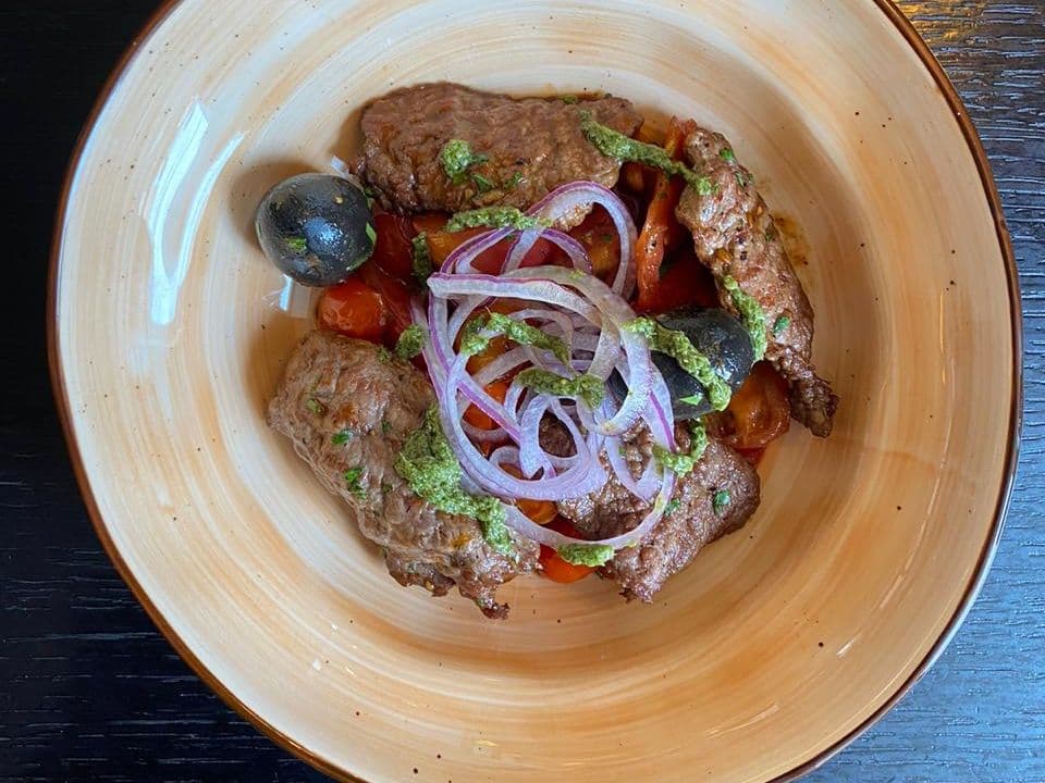 Салат с телятиной гриль и помидорами