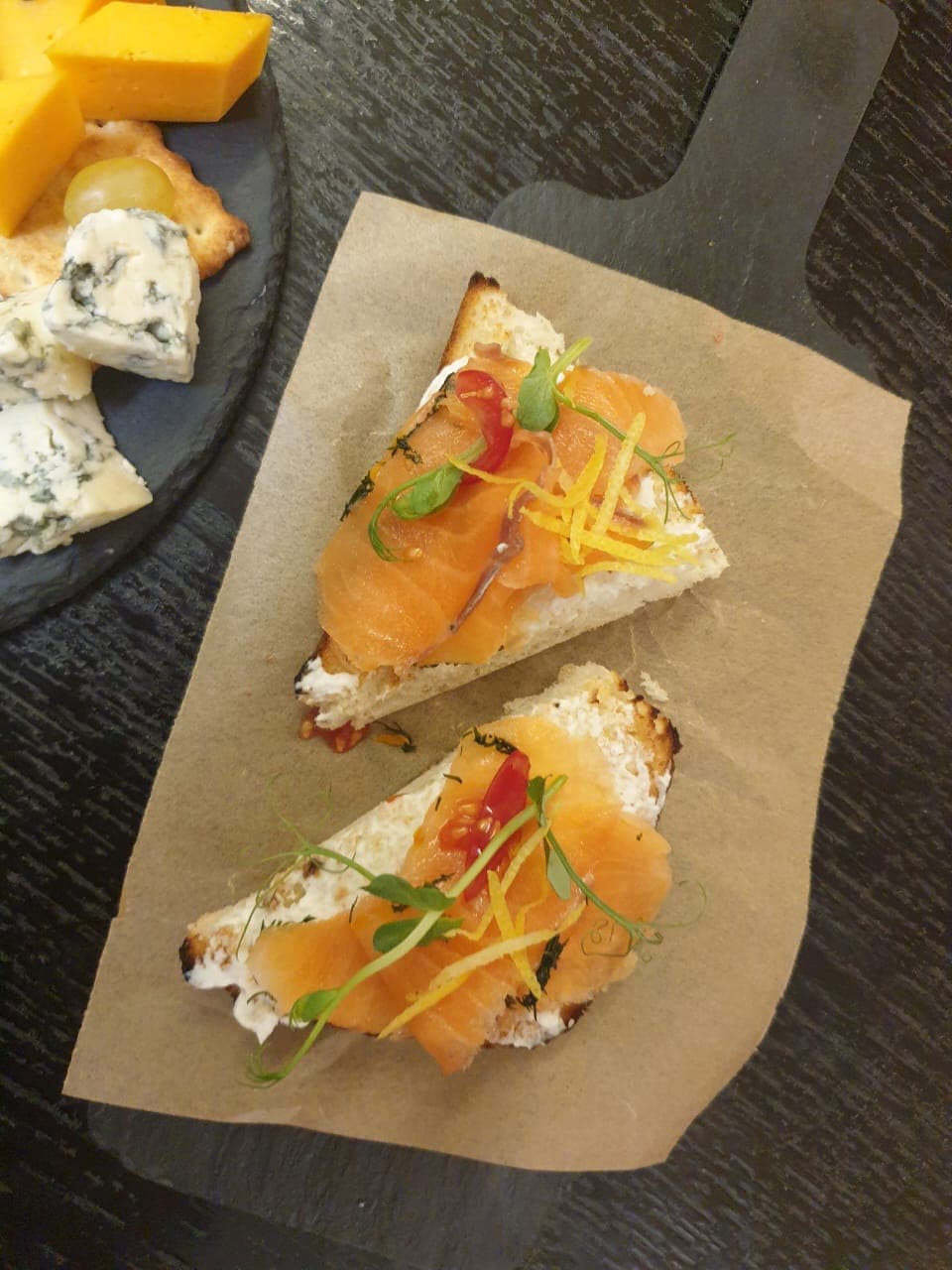 Брускетта с лососем, рикоттой и цедрой лимона 125гр.1 шт.