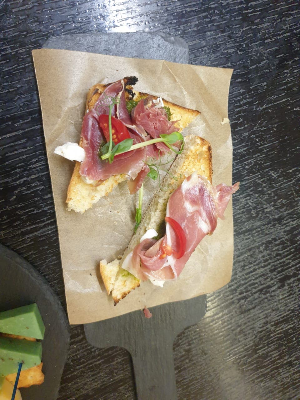 Брускетта с пармской ветчиной, моцареллой и песто 130гр. 1 шт.