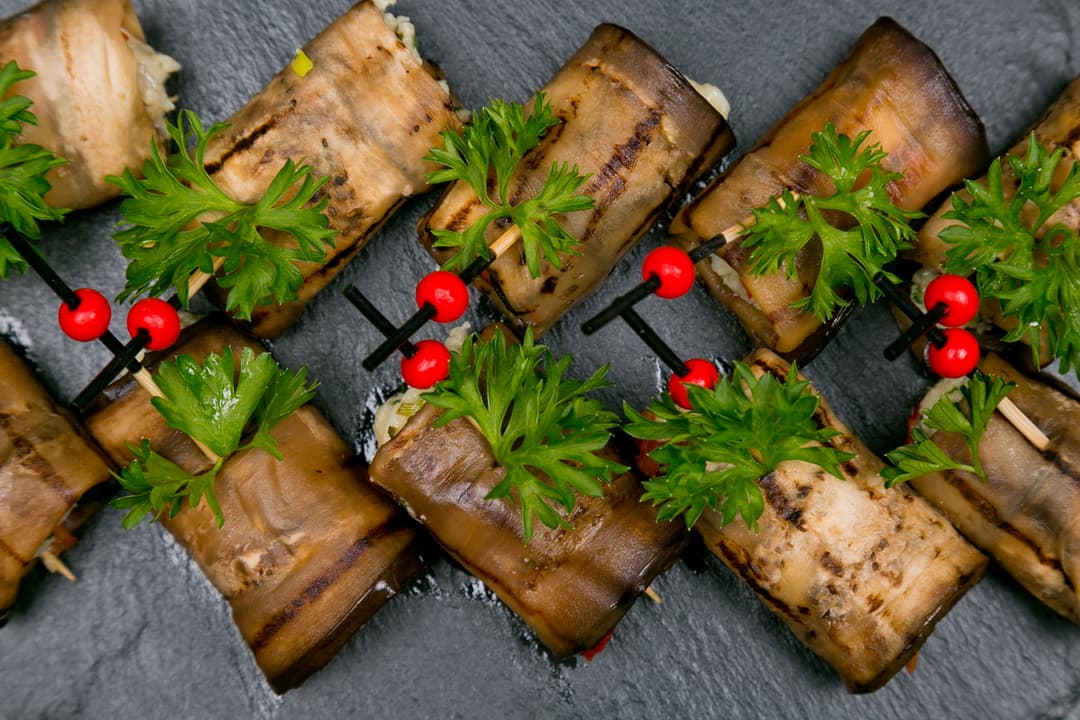 Рулетик из баклажана с сыром и печеным перцем 10 шт.