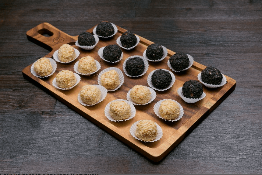 Болл из хумуса с белым и черным кунжутом 10 шт.