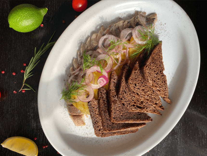 Сельдь с картофелем и ржаными гренками