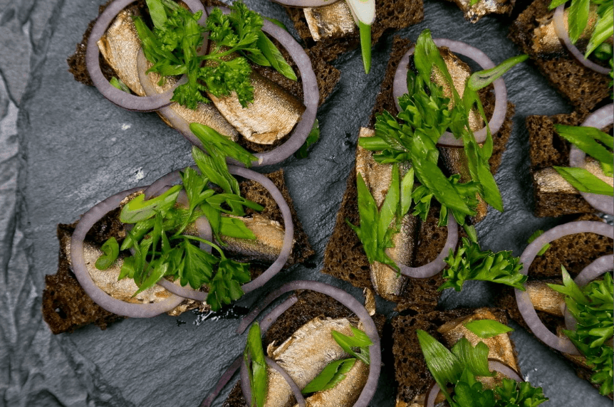 Тостик бородинского хлеба со шпротами и зеленым луком 10 шт.