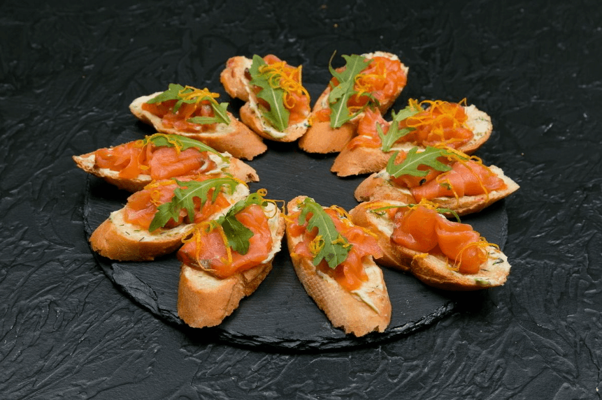 Брускетта с лососем и рукколой 5 шт.