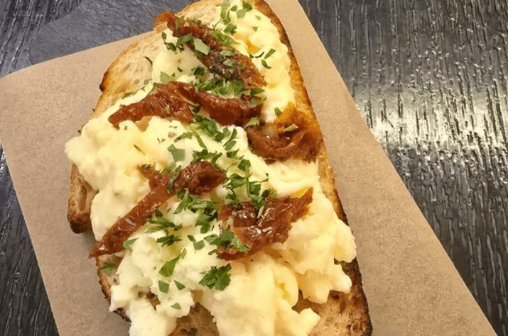 Брускетта со скрэмблом 140 гр. 1 шт.