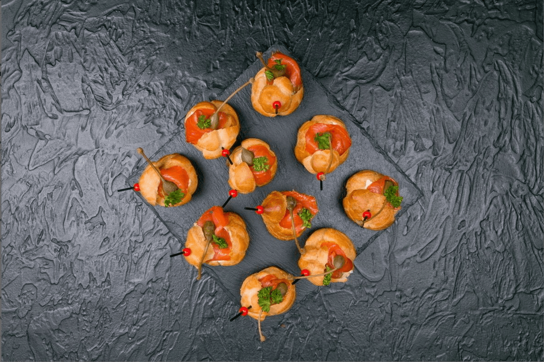 Профитроли с копченым лососем и каперсами 10 шт.