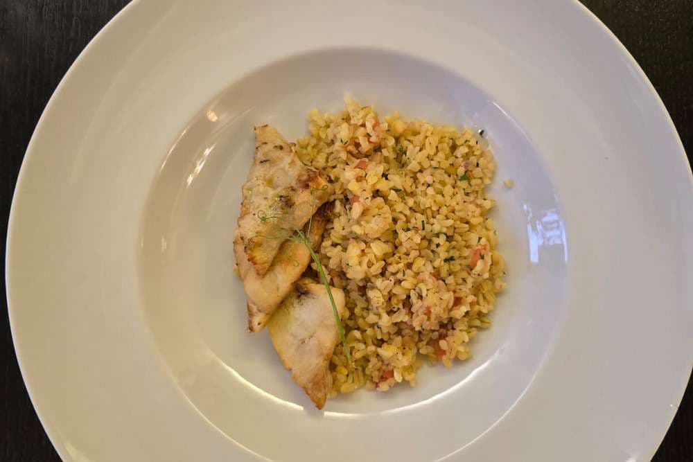 Филе минтая с салатом табуле