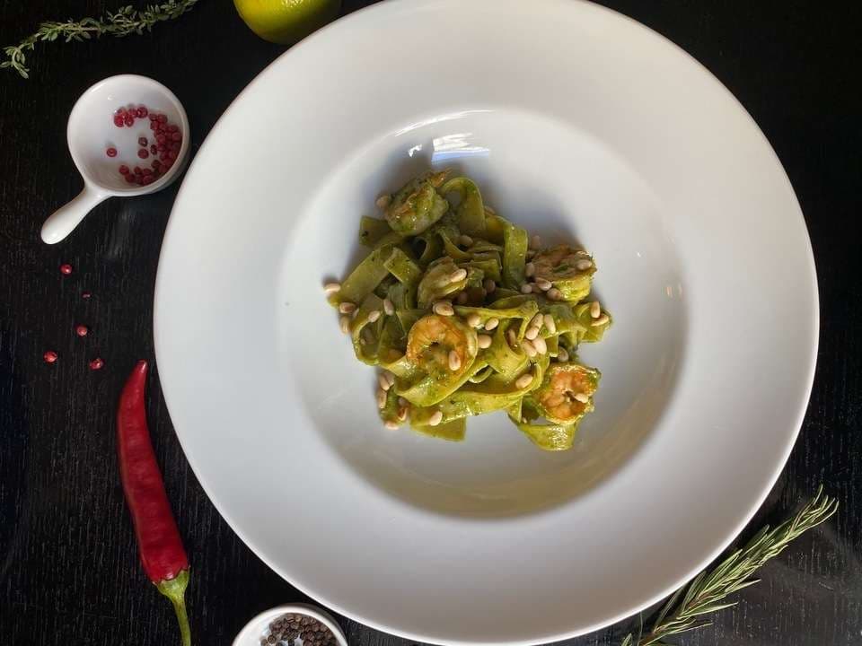 Паппарделле с креветками, соусом песто и кедровыми орешками