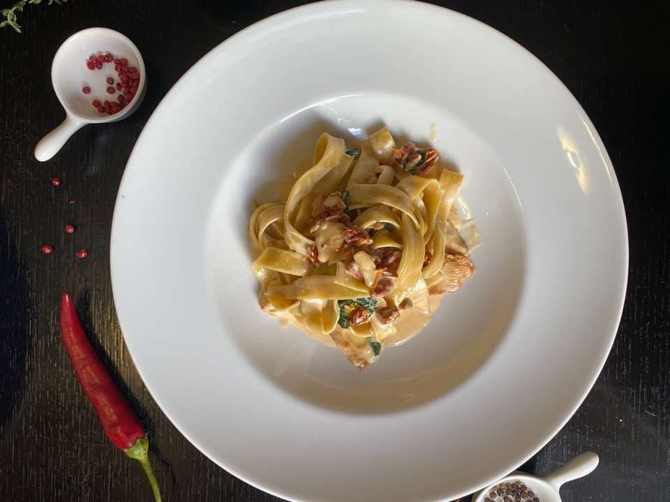 Паппарделле с цыпленком и вялеными помидорами