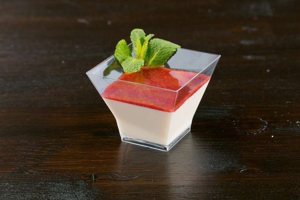 Панна кота с клубничным соусом 5 шт.