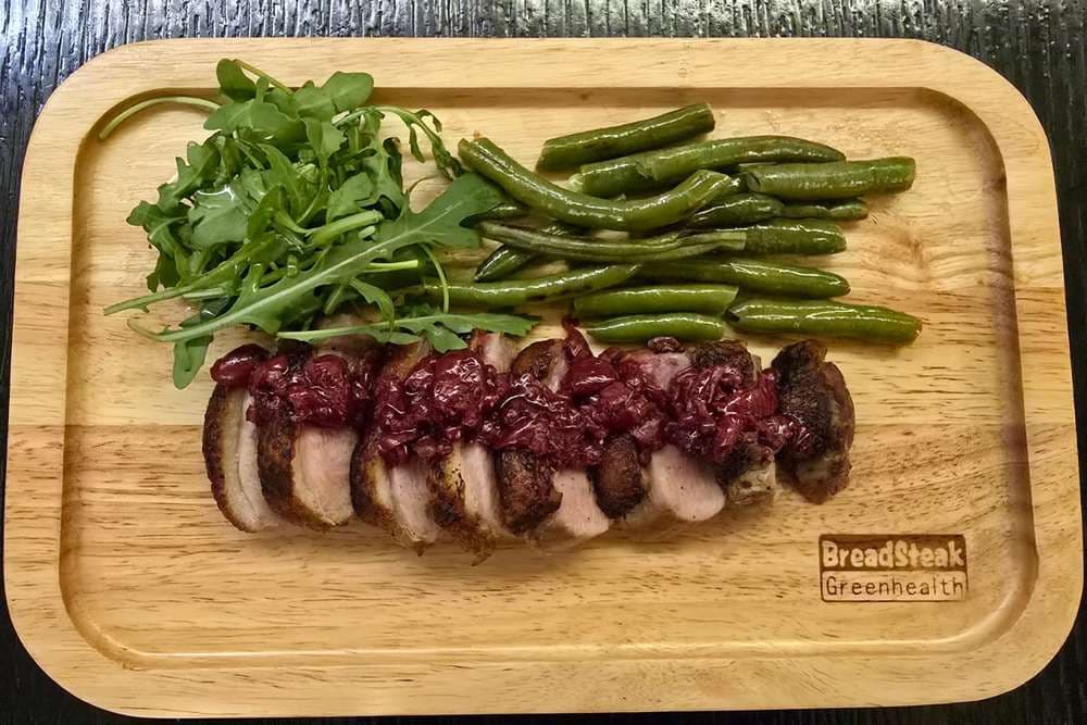 Утиная грудка с вишневым соусом и кенийской фасолью