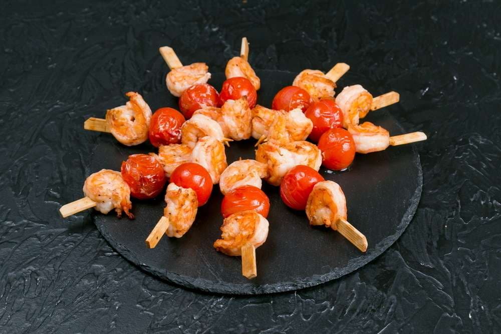 Мини шашлык с тигровой креветкой и черри 1 шт.
