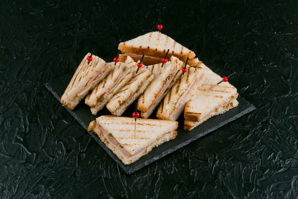 Мини-сэндвич с ветчиной и сыром 4 шт.