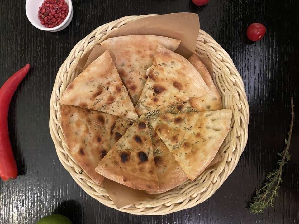 Фокачча с луком и моцареллой