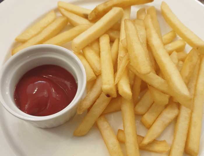 Картофель фри с кетчупом