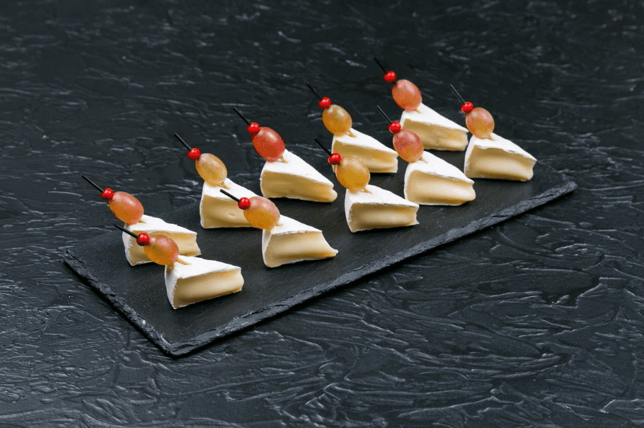 Канапе Камамбер с виноградом 10 шт.