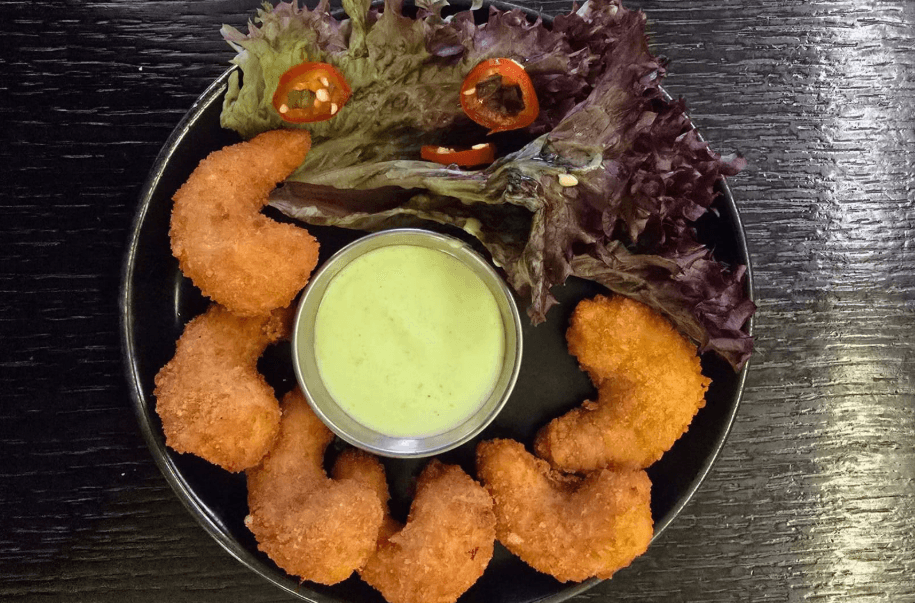 Креветки в кляре с соусом васаби