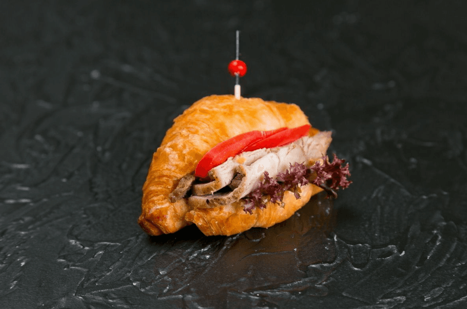 Мини-круассаны с бужениной 1 шт.