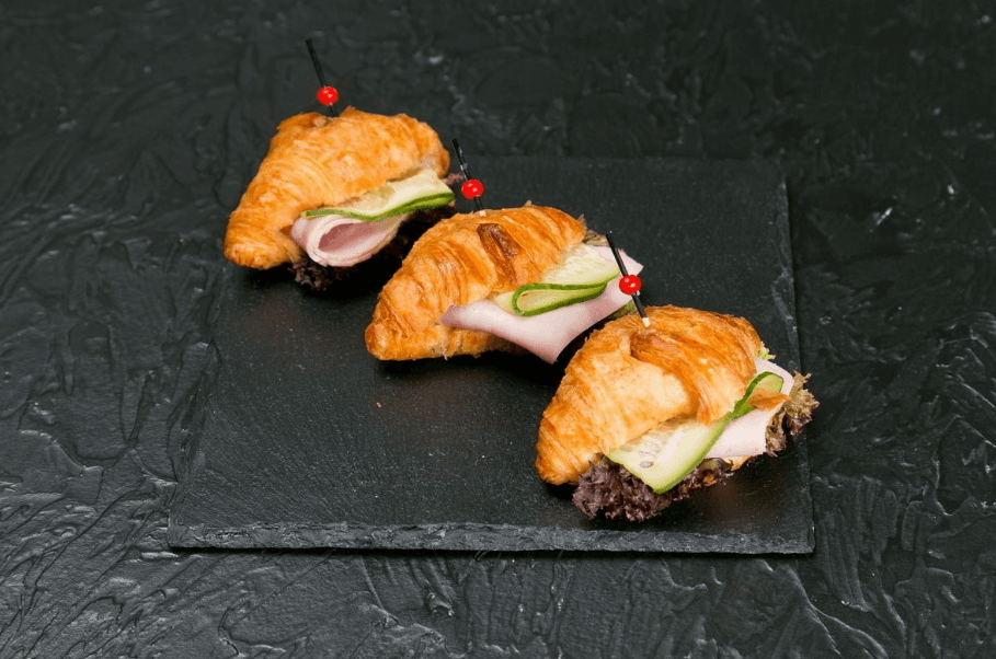 Мини-круассаны с ветчиной и сыром моцарелла 1 шт.