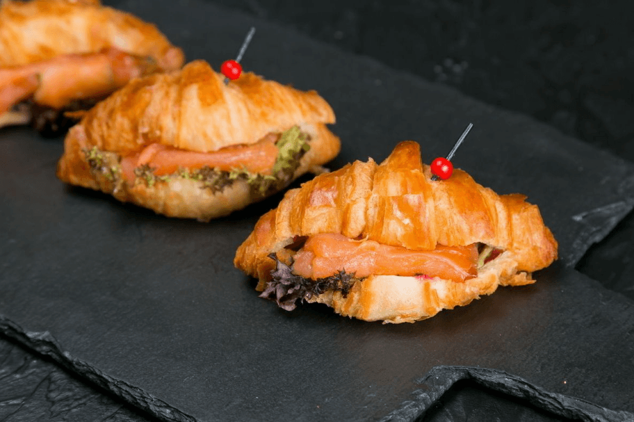Мини-круассаны с лососем 1 шт.