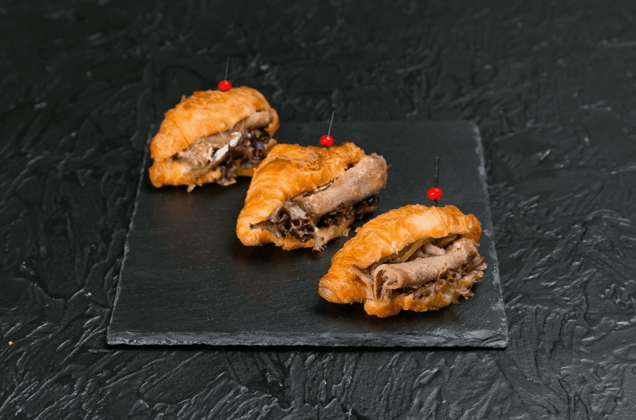 Мини-круассаны с языком говяжьим и хреном 1 шт.