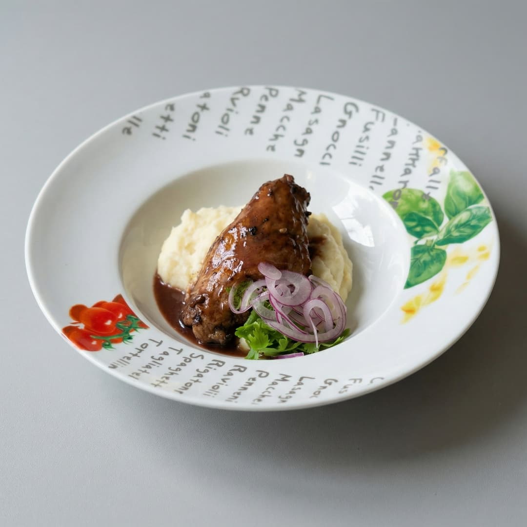 Томленая ножка кролика с картофельным пюре и соусом порто